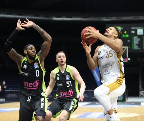 Karim Jallow Basketball Loewen Braunschweig , Osvaldas Olisevicius medi Bayreuth , Derek Pardon medi Bayreuth