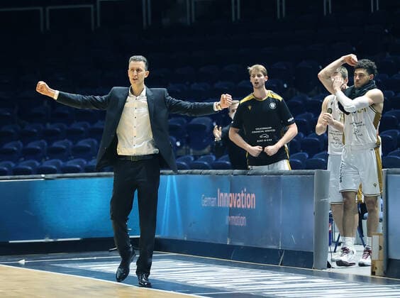 Joy about the Soeg with head coach Pete Strobl Basketball Loewen Braunschweig and his team