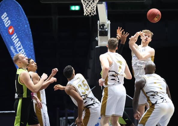 Rebound Luc van Slooten Basketball Loewen Braunschweig