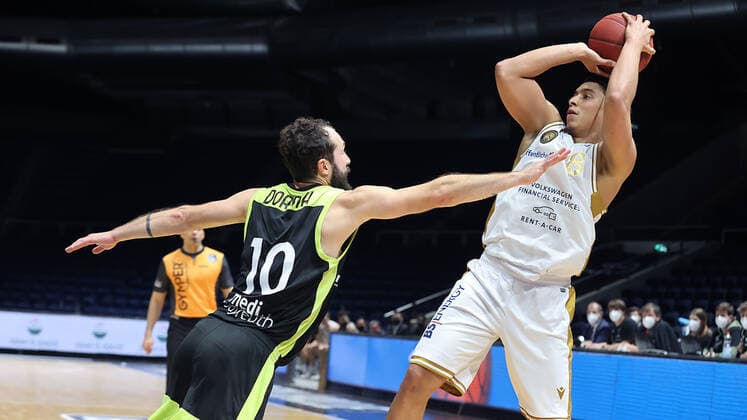Bastian Doreth medi Bayreuth , James Robinson Basketball Loewen Braunschweig
