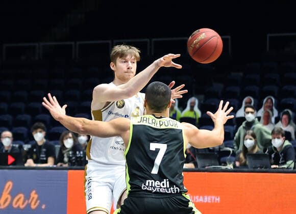 Luc van Slooten Basketball Loewen Braunschweig , Philip Jalalpoor medi Bayreuth