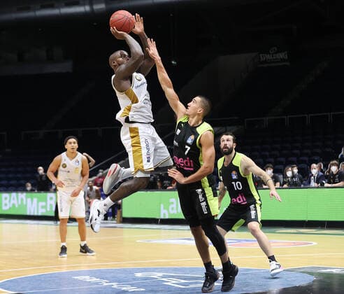Byron Allen Basketball Loewen Brunswick , Philip Jalalpoor medi Bayreuth