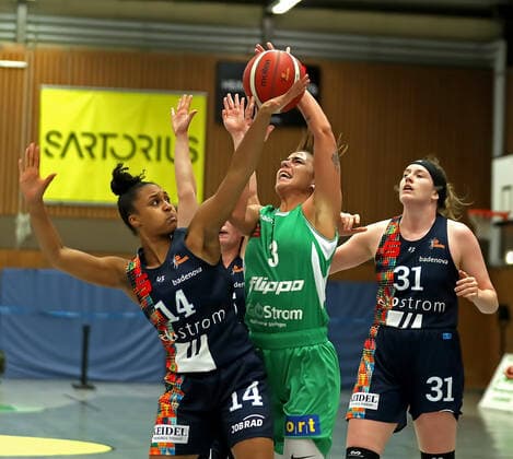 GSD zje123 DBBL BG Mrs Kingfishers USC Freiburg Göttingen Ivana Blazevic on the ball against Freiburgs Sanata Lea Ouedraogo left and Cassidy Boensch
