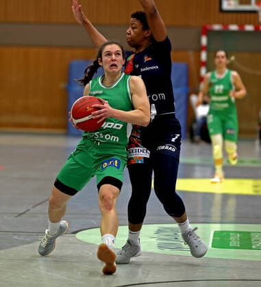 GSD zje123 DBBL BG Mrs Kingfishers USC Freiburg Göttingen Jennifer Crowder on the ball against Freiburgs Dominique Toussaint