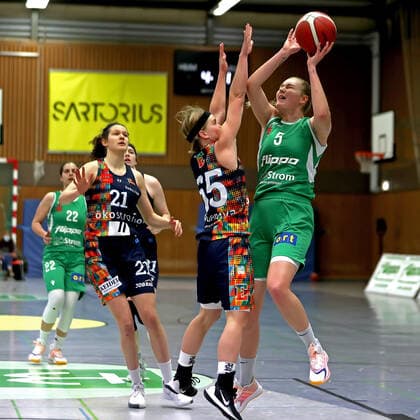 GSD zje123 DBBL BG Mrs Kingfishers USC Freiburg Göttingen Samantha Roscoe on the ball against Freiburgs Pauline Mayer