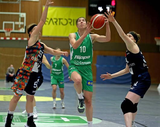 GSD zje123 DBBL BG Ms Eisvögel USC Freiburg Göttingen Vasiliki Karambasta on the ball against Freiburgs Pauline Mayer left