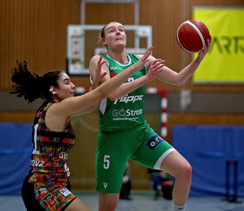 GSD zje123 DBBL BG Mrs Kingfishers USC Freiburg Göttingen Samantha Roscoe on the ball against Freiburgs Maria Konstantinidou