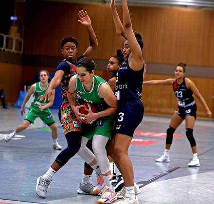 GSD zje123 DBBL BG Mrs Kingfishers USC Freiburg Göttingen Ruzica Dzankic on the ball against Freiburgs Dominique Toussaint left and Sophie Ouedraogo