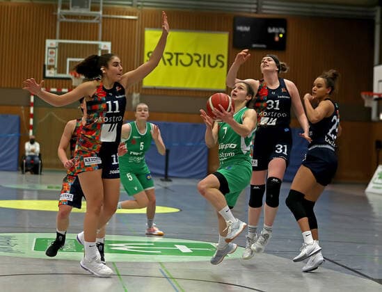 GSD zje123 DBBL BG Ms Eisvögel USC Freiburg Göttingen Jennifer Crowder on ball against Freiburgs Cassiddy Boensch on the right and Maria Konstntinidou