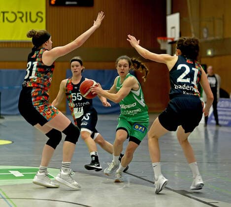GSD zje123 DBBL BG Mrs Kingfishers USC Freiburg Göttingen Jennifer Crowder on the ball against Freiburgs Emilly Kapitza on the right and Cassidy Boensch