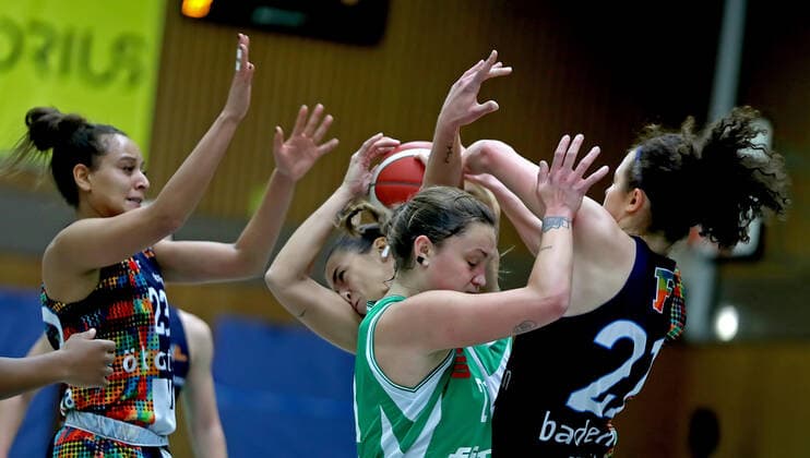 GSD zje123 DBBL BG Frau Eisvögel USC Freiburg Göttingen Ivana Blazevic on ball against Freiburgs Daneesha Provo left and Emilly Kapitza Vorn Göttingens Riley Lupfer