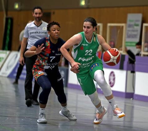 GSD zje123 DBBL BG Mrs Kingfishers USC Freiburg Göttingen Ruzica Dzankic on the ball against Freiburgs Dominique Toussaint left