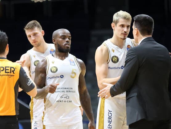 Headcoach Raoul Korner medi Bayreuth congratulates Lukas Wank Basketball Loewen Braunschweig on the victory