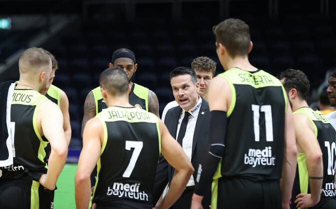 Mannschaftskreis Bayreuth, Headcoach Raoul Korner medi Bayreuth speaks to the team after the defeat
