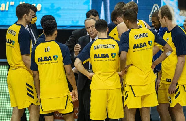 Basketball Bundesliga, Alba Berlin Brose Bamberg, main round, 6 matchday, Mercedes Benz Arena ALBAs Head Coach Aito Garcia Reneses discusses with his team ALBA Berlin vs Brose Bamberg