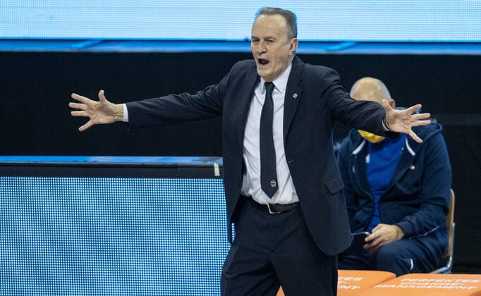 Basketball Bundesliga, Alba Berlin Brose Bamberg, main round, 6 matchday, Mercedes Benz Arena ALBAs Head Coach Aito Garcia Reneses stands gesticulating at the edge of the field ALBA Berlin vs Brose Bamberg