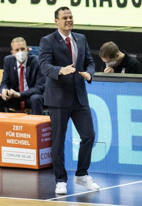 Basketball Bundesliga, Alba Berlin Brose Bamberg, main round, 6 matchday, Mercedes Benz Arena coach Johan Roijakkers from Brose Bamberg stands gesticulating on the edge of the field ALBA Berlin vs.