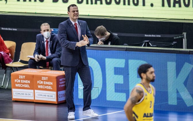 Basketball Bundesliga, Alba Berlin Brose Bamberg, main round, 6 matchday, Mercedes Benz Arena coach Johan Roijakkers from Brose Bamberg stands gesticulating on the edge of the field ALBA Berlin vs.