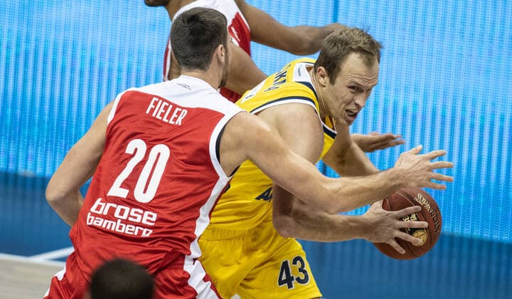 Basketball Bundesliga, Alba Berlin Brose Bamberg, main round, 6 matchday, Mercedes Benz Arena Chase Fieler from Brose Bamberg fights against ALBAs Luke Sikma r for the ball ALBA Berlin vs Brose Bamberg