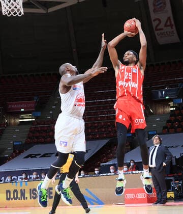 13 12 2020, BBL, FC Bayern Basketball vs Giessen 46ers, Audi Dome Munich, Basketball, Sport, in the picture Bowman Giessen 46ers vs JaJuan Johnson FCB Basketball