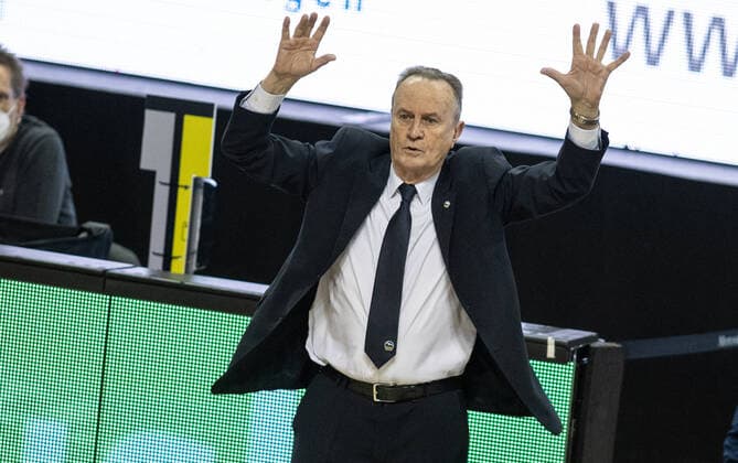 Basketball Bundesliga, Alba Berlin Brose Bamberg, main round, 6 matchday, Mercedes Benz Arena ALBAs Head Coach Aito Garcia Reneses stands gesticulating at the edge of the field ALBA Berlin vs Brose Bamberg