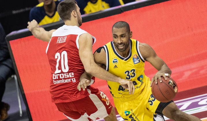Basketball Bundesliga, Alba Berlin Brose Bamberg, main round, 6 matchday, Mercedes Benz Arena Chase Fieler from Brose Bamberg fights against ALBAs Jayson Granger r for the ball ALBA Berlin vs Brose Bamberg