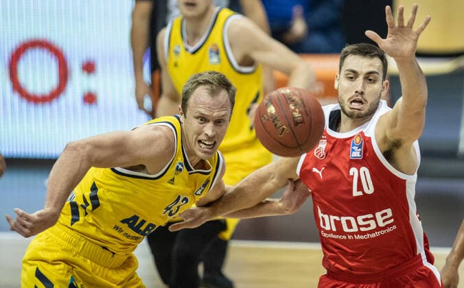 Basketball Bundesliga, Alba Berlin Brose Bamberg, main round, 6 matchday, Mercedes Benz Arena ALBAs Luke Sikma l fights against Chase Fieler from Brose Bamberg for the ball ALBA Berlin vs Brose Bamberg