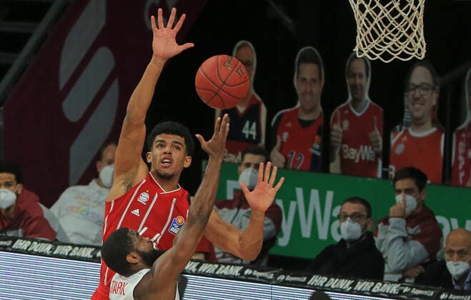 13 12 2020, BBL, FC Bayern Basketball vs Giessen 46ers, Audi Dome Munich, Basketball, Sport, in the picture Stark Giessen 46ers vs Sasha Grant FCB Basketball