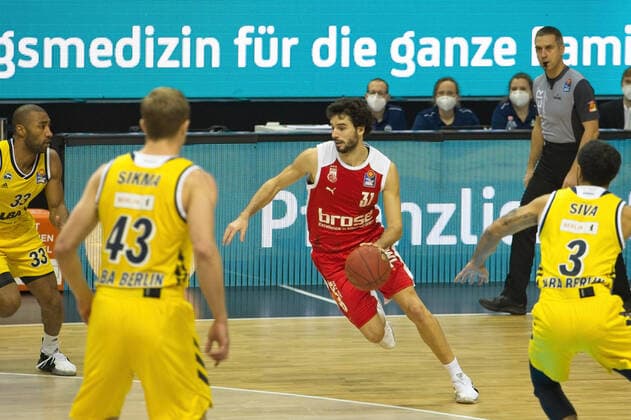 Michele Vitali Brose Bamberg, Game before empty ranks 13 12 2020, BBL, Alba Berlin vs Brose Bamberg, in the Mercedes Benz Arena, GER, Berlin, 13 12 2020, BBL, Alba Berlin vs Brose Bamberg Berlin Copyright: xUwexKoch xEibner-Pressefotox EP_ukh