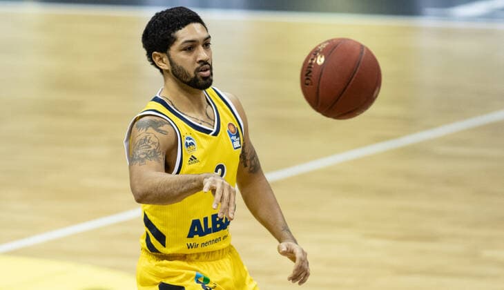 Basketball Bundesliga, Alba Berlin Brose Bamberg, main round, 6 matchday, Mercedes Benz Arena ALBAs Peyton Siva plays the ball ALBA Berlin vs Brose Bamberg