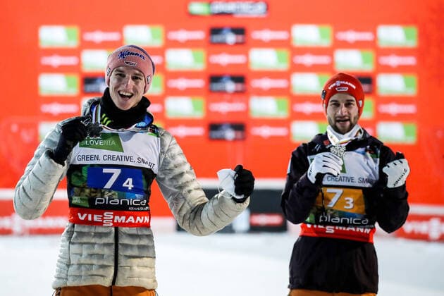 Bilder des Jahres 2020, Sport 12 Dezember Sport Themen der Woche KW50 Sport Bilder des Tages SKI FLYING - FIS Ski Flying World Championship, WM, Weltmeisterschaft Planica PLANICA,SLOVENIA,13.DEC.20 - NORDIC SKIING, Ski jumping, Skispringen, Ski, nordisch SKI FLYING - FIS Ski Flying World Championship, team competition, award ceremony. Image shows the rejoicing of Karl Geiger (GER) and Markus Eisenbichler (GER). Keywords: medals. GEPAxpictures xMaticxKlansek