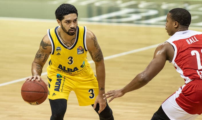 Basketball Bundesliga, Alba Berlin Brose Bamberg, main round, 6 matchday, Mercedes Benz Arena ALBAs Peyton Siva l plays the ball next to Devon Hall of Brose Bamberg ALBA Berlin vs Brose Bamberg