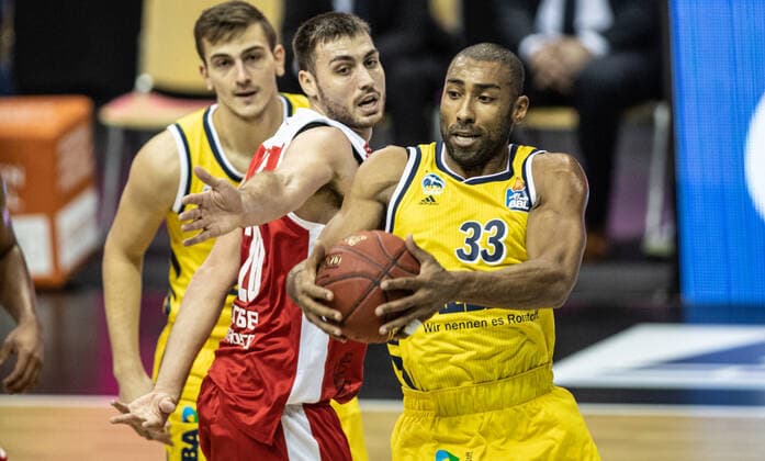 Basketball Bundesliga, Alba Berlin Brose Bamberg, main round, 6 matchday, Mercedes Benz Arena Chase Fieler M of Brose Bamberg fights against ALBAs Jayson Granger r for the ball ALBA Berlin vs Brose Bamberg