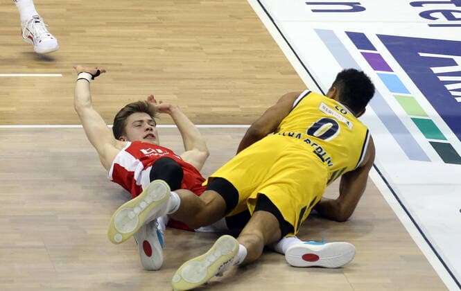 GER, BBL, ALBA Berlin vs Brose Bamberg 13 12 2020, Mercedes Benz Arena, Berlin, GER, BBL, ALBA Berlin vs Brose Bamberg, in the picture Maodo Lo ALBA Berlin 0 , Bennet Hundt Brose Bamberg 33 nordphotoxEngler nph00076