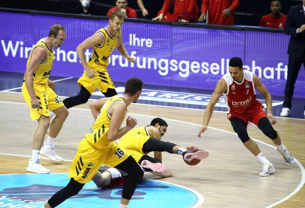 GER, BBL, ALBA Berlin vs Brose Bamberg 13 12 2020, Mercedes Benz Arena, Berlin, GER, BBL, ALBA Berlin vs Brose Bamberg, in the picture Peyton Siva ALBA Berlin 3 , Dominic Lockhart Brose Bamberg 3 nordphotoxEngler nph00076