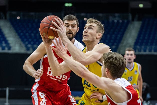 Basketball Berlin 13 12 2020 Season 2020 2021 easyCredit BBL 1 Bundesliga BBL Alba Berlin vs Brose Banberg Niels Giffey Alba Berlin, No 05 Bennet Hundt Bamberg, No 33 David Kravish Bamberg, No 45