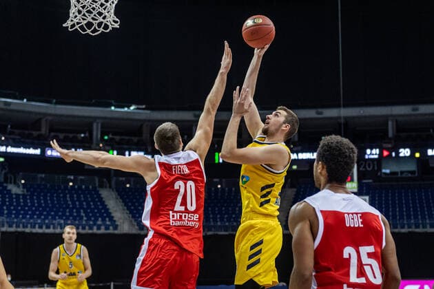 Basketball Berlin 13 12 2020 Season 2020 2021 easyCredit BBL 1 Bundesliga BBL Alba Berlin vs Brose Banberg Kresimir Nikic Alba Berlin, No 16 Chase Fieler Bamberg, No 20