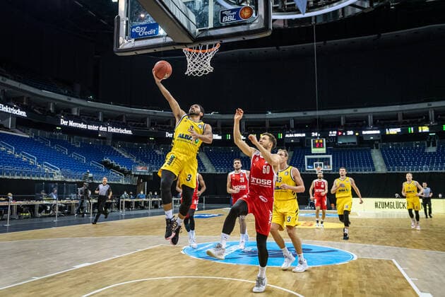 Basketball Berlin 13 12 2020 Season 2020 2021 easyCredit BBL 1 Bundesliga BBL Alba Berlin vs Brose Banberg Peyton Siva Alba Berlin, No 03 Joanic Grüttner Bacoul Bamberg, No 50