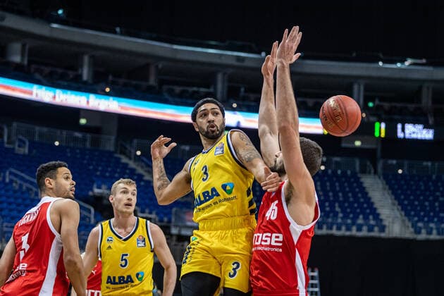 Basketball Berlin 13 12 2020 Season 2020 2021 easyCredit BBL 1 Bundesliga BBL Alba Berlin vs Brose Banberg Peyton Siva Alba Berlin, No 03 David Kravish Bamberg, No 45