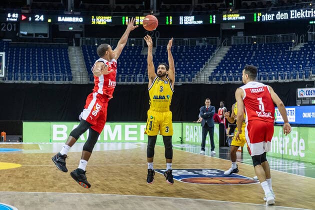 Basketball Berlin 13 12 2020 Season 2020 2021 easyCredit BBL 1 Bundesliga BBL Alba Berlin vs Brose Banberg Peyton Siva Alba Berlin, No 03 Devon Hall Bamberg, No 22