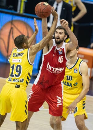 Basketball Bundesliga, Alba Berlin Brose Bamberg, main round, 6 matchday, Mercedes Benz Arena ALBAs Louis Olinde l fights against David Kravish M from Brose Bamberg for the ball ALBA Berlin vs Brose Bamberg