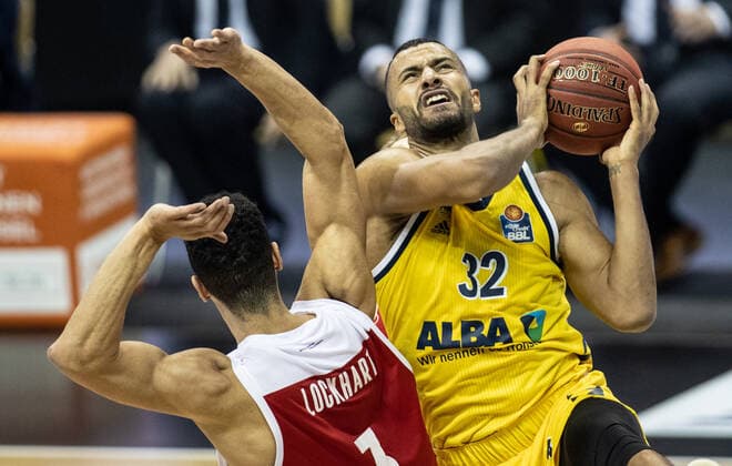Basketball Bundesliga, Alba Berlin Brose Bamberg, main round, 6 matchday, Mercedes Benz Arena ALBAs Johannes Thiemann r jumps to the basket against Dominic Lockhart from Brose Bamberg ALBA Berlin vs Brose Bamberg