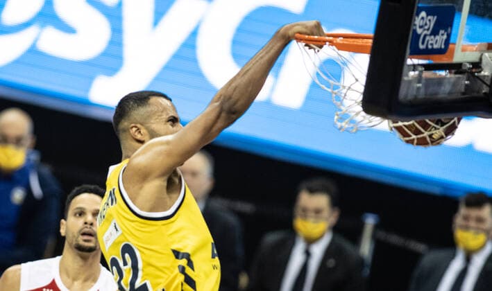 Basketball Bundesliga, Alba Berlin Brose Bamberg, main round, 6 matchday, Mercedes Benz Arena ALBAs Johannes Thiemann puts the ball into the basket ALBA Berlin vs Brose Bamberg