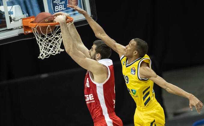 Basketball Bundesliga, Alba Berlin Brose Bamberg, main round, 6 matchday, Mercedes Benz Arena David Kravish from Brose Bamberg jumps to the basket against ALBAs Louis Olinde r ALBA Berlin vs Brose Bamberg