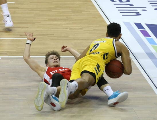 GER, BBL, ALBA Berlin vs Brose Bamberg 13 12 2020, Mercedes Benz Arena, Berlin, GER, BBL, ALBA Berlin vs Brose Bamberg, in the picture Maodo Lo ALBA Berlin 0 , Bennet Hundt Brose Bamberg 33 nordphotoxEngler nph00076