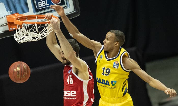 Basketball Bundesliga, Alba Berlin Brose Bamberg, main round, 6 matchday, Mercedes Benz Arena David Kravish from Brose Bamberg jumps to the basket against ALBAs Louis Olinde r ALBA Berlin vs Brose Bamberg