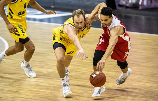 Basketball Bundesliga, Alba Berlin Brose Bamberg, main round, 6 matchday, Mercedes Benz Arena ALBAs Luke Sikma l fights against Dominic Lockhart from Brose Bamberg for the ball ALBA Berlin vs Brose Bamberg