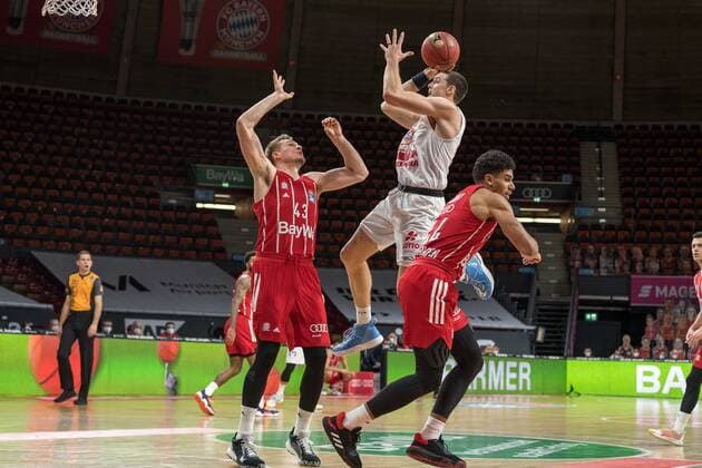 Basketball, BBL, 20201213, FC Bayern Munich Giessen 46ers In the picture Leon RADOSEVIC FC Bayern Munich, 43 , Scottie JAMES JR Giessen 46ers, 31 and Sasha GRANT FC Bayern Munich, 44 Munich Audi Dome Bayern Germany Copyright: Passion2Press.dex xMarkusxFischerx