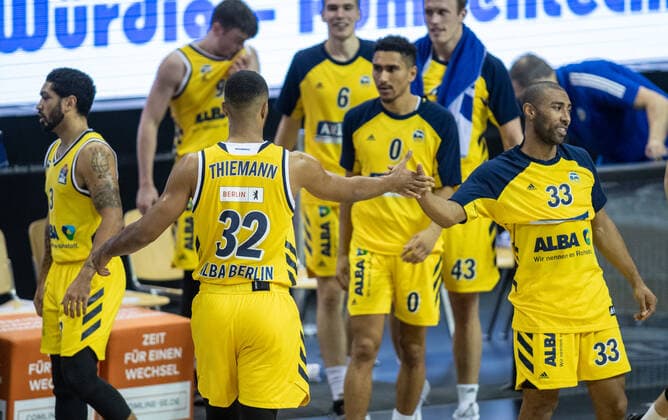 Basketball Bundesliga, Alba Berlin Brose Bamberg, main round, 6 matchday, Mercedes Benz Arena ALBAs Johannes Thiemann claps his hands after the victory with teammate Jayson Granger r ab ALBA Berlin vs Brose Bamberg