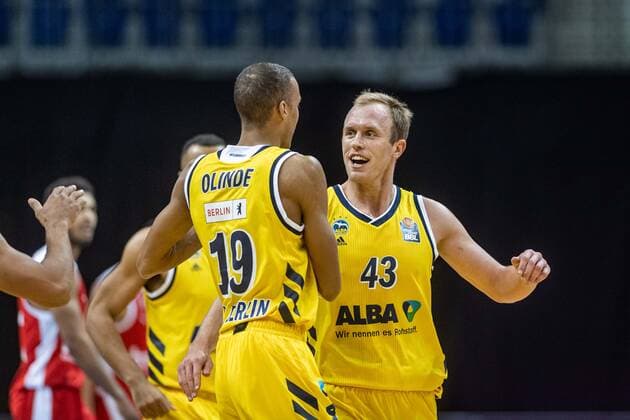 Basketball Berlin 13 12 2020 Season 2020 2021 easyCredit BBL 1 Bundesliga BBL Alba Berlin vs Brose Banberg Luke Sikma Alba Berlin, No 43 Louis Olinde Alba Berlin, No 19 Cheers
